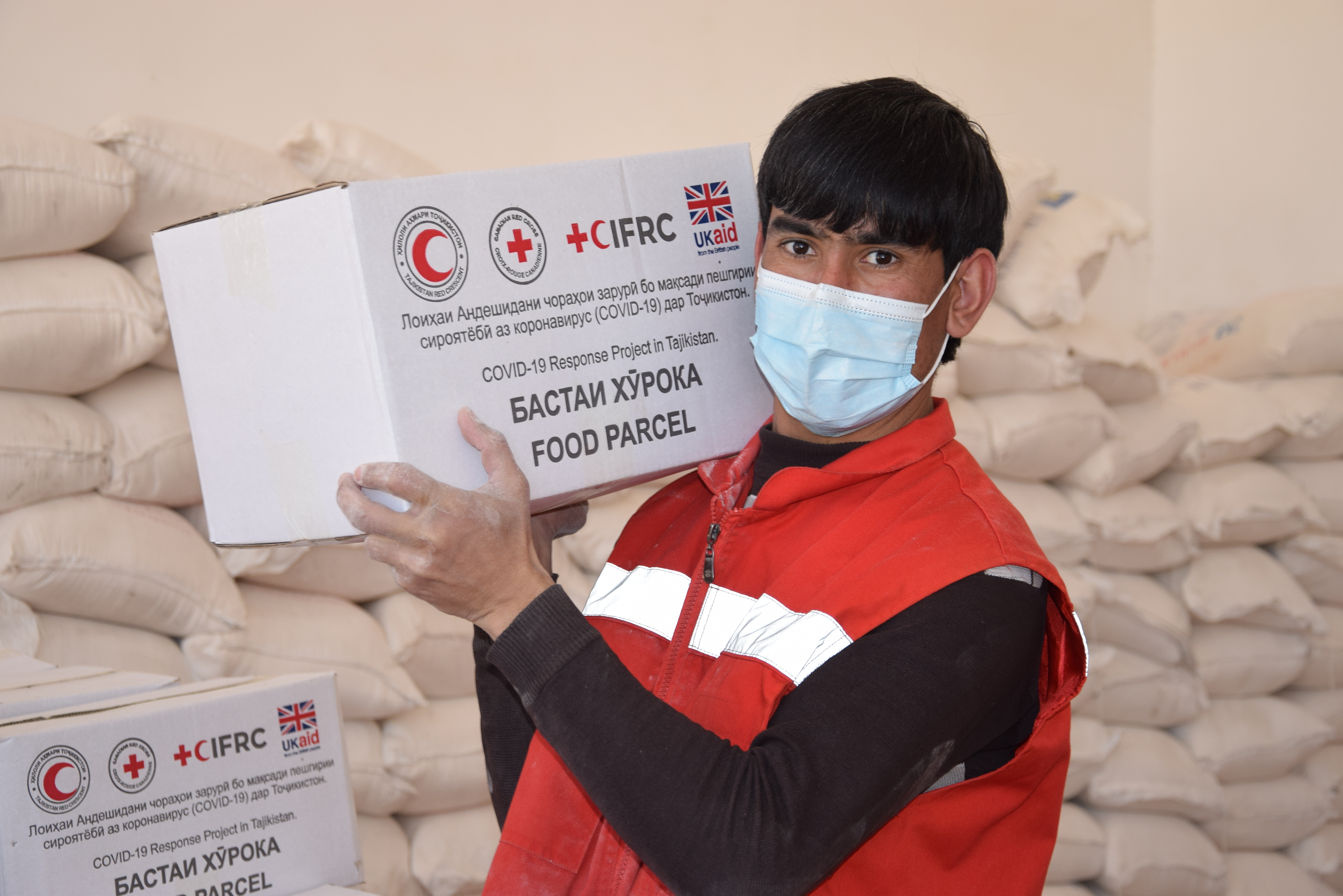 Tajikistan Red Crescent volunteers distribute essential food items