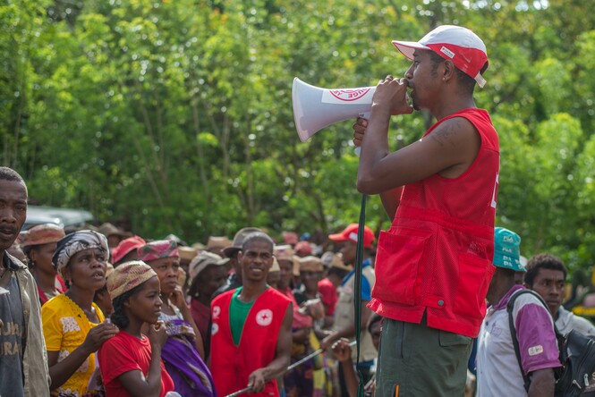 Madagascar, 2022. Distribution of wash kits, shelter, and cash to people affected by Cyclones Batsirai and Emnati in the rural commune of Sandrohy. A total of 809 households benefited from this aid. © IFRC, Malagasy Red Cross.